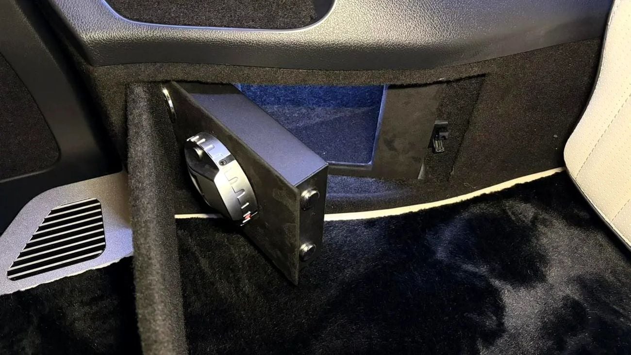 Mercedes-Benz V 300 ARRIVAL MODEL VIP MERCEDES GCC V300 with ADDITIONAL REAR AC - 2 Years Warranty by VLINE