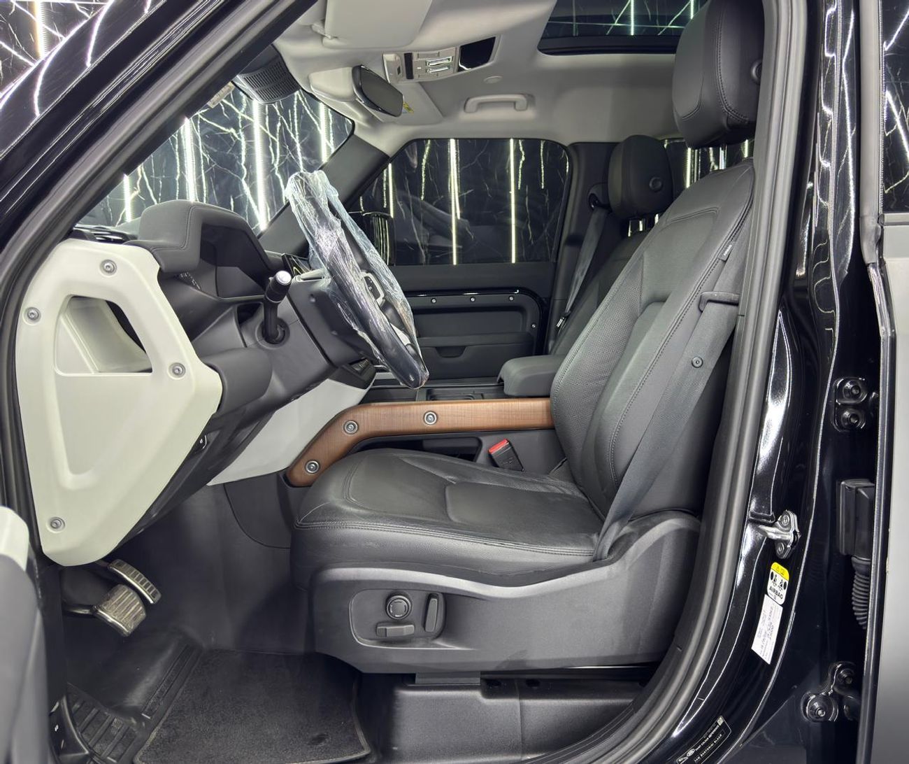 لاند روفر ديفندر 110 SE P400 3.0L 2023 Land Rover Defender, 2028 Land Rover Defender Warranty + Service Pack, GCC