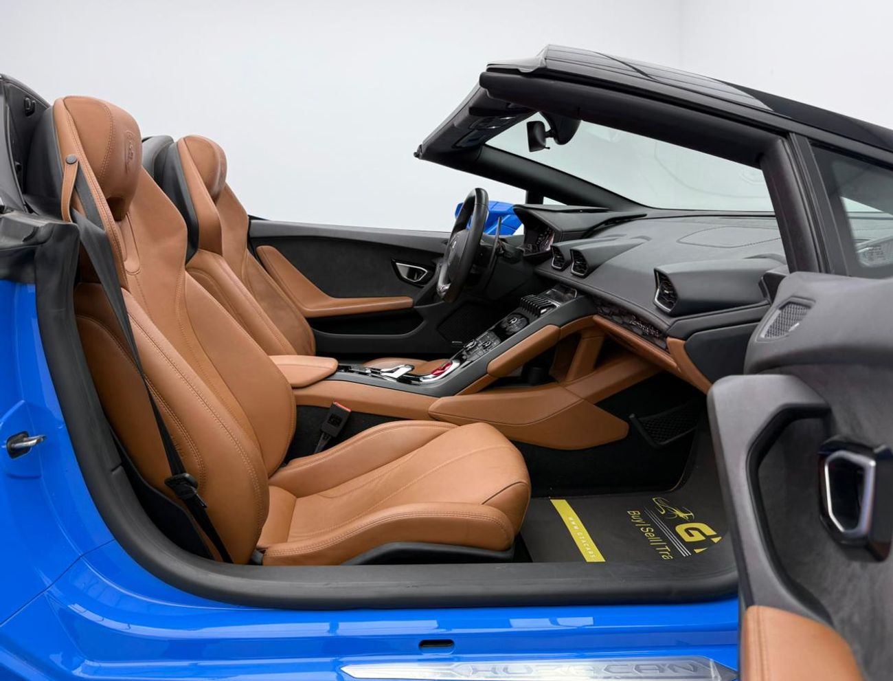 Lamborghini Huracan 2016 Lamborghini Huracan Spyder, Full Service History, Fully Loaded, Excellent Condition, GCC