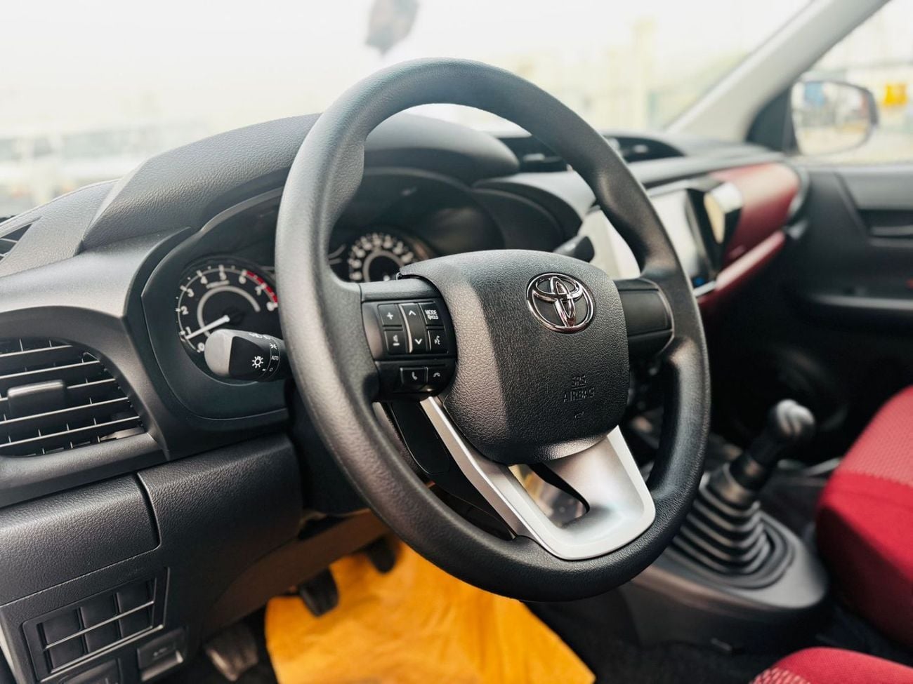 تويوتا هيلوكس 2.0 L PETROL I M/T I DCABIN  4X2  I  PETROL