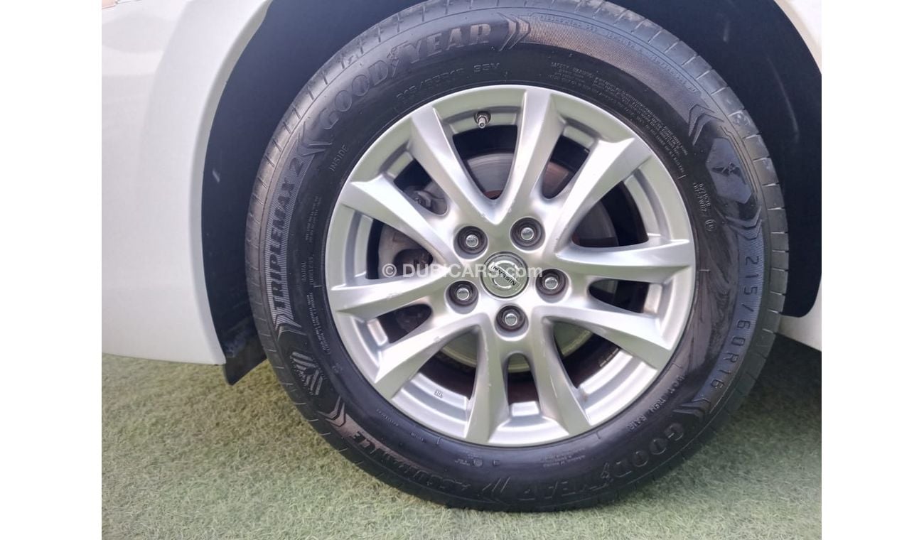 نيسان ألتيما خليجى موديل 2015 لون أبيض داخل بيج مثبت سرعة تحكم رنجات حساسات شاشة بحالة ممتازة لاتحتاج لأى مصاريف