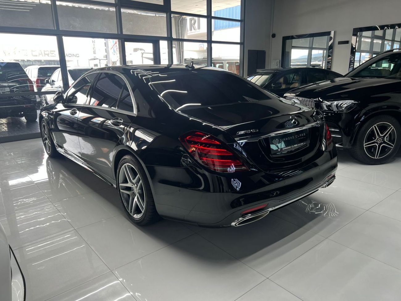 Mercedes-Benz S 560 Std 4.0L (469 HP)