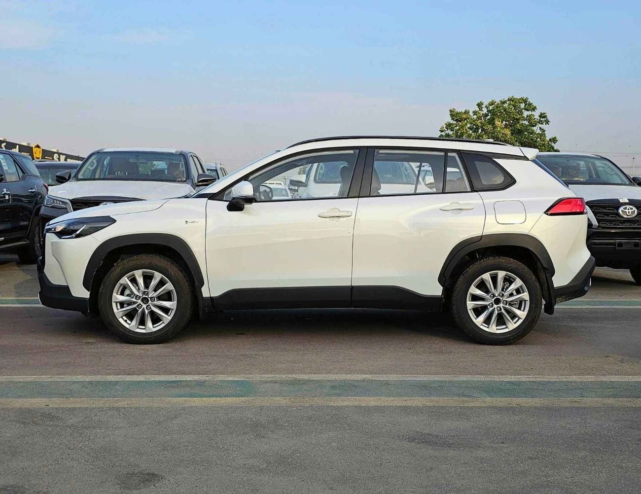 Toyota Corolla Cross HYBRID FULL OPTION / 2.0L V4 / LEATHER + ELECTRIC SEAT / MUD GUARD /SUNROF / CODE # HYBRID