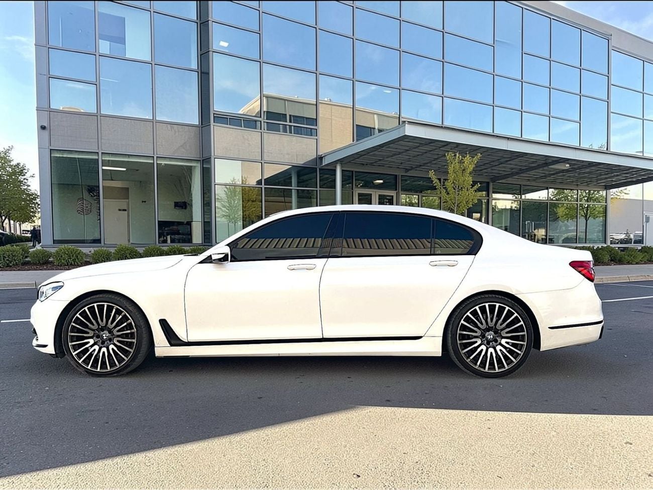 بي أم دبليو 750Li xDrive Executive 4.4L