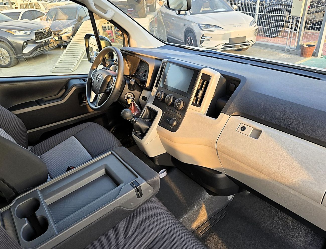 Toyota Hiace Toyota Hiace Std Roof Newshap 2.8l Diesel M/T 15 Seats White Color 2025 Model