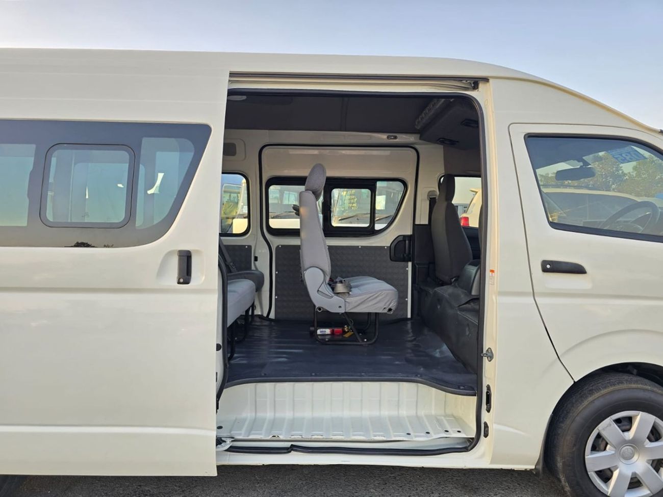 تويوتا هاياس TOYOTA HIACE COMMUTER VAN RHD 2018 MODEL 3.0 L DIESEL AUTOMATIC(PM22105)