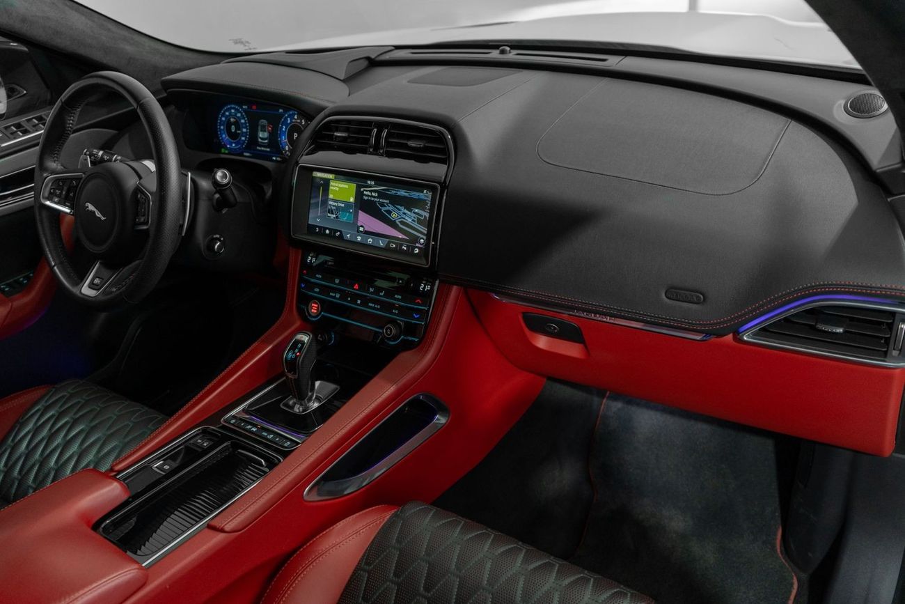 Jaguar F Pace SVR