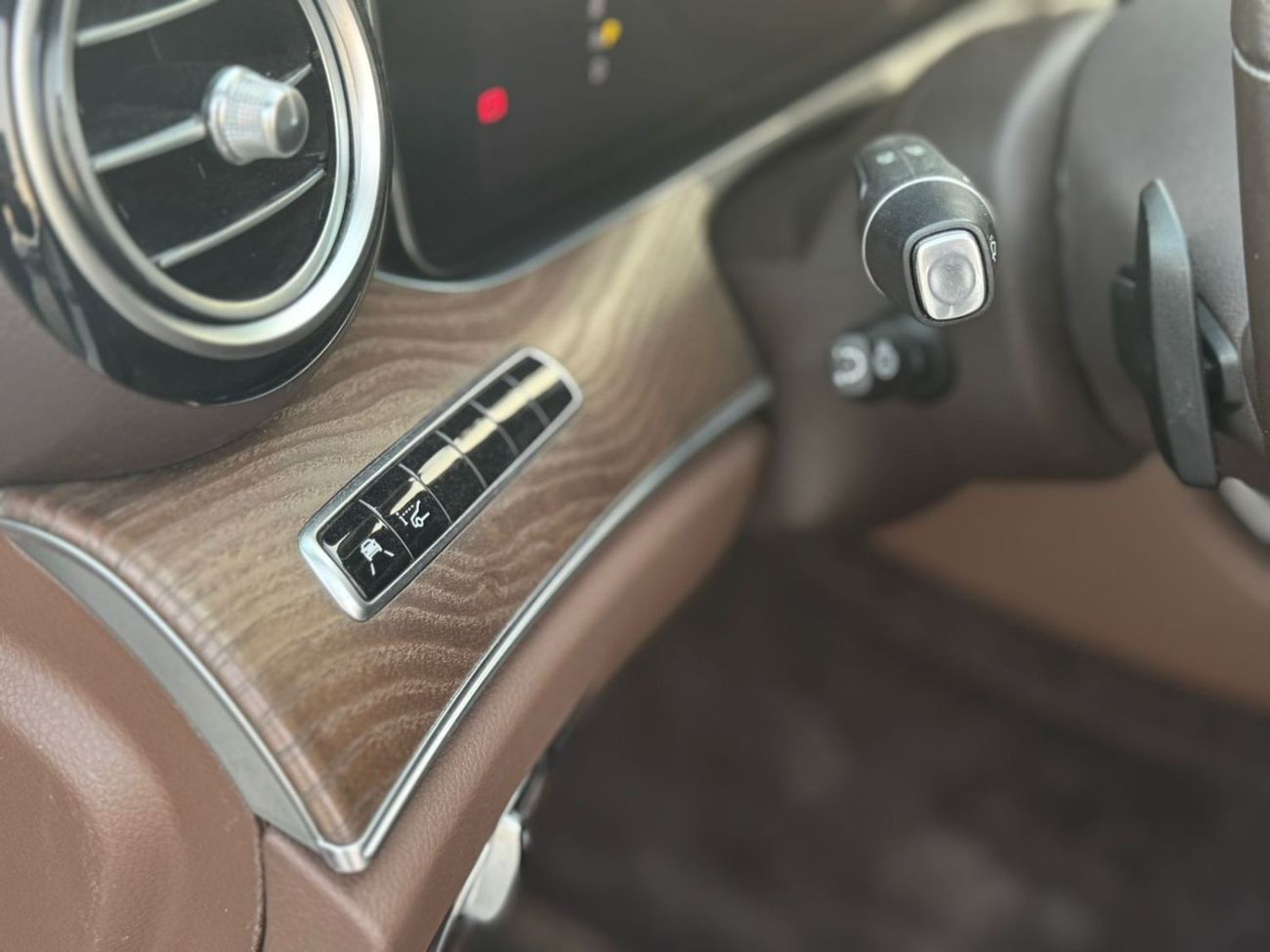 Mercedes-Benz E300 Premium 2.0L