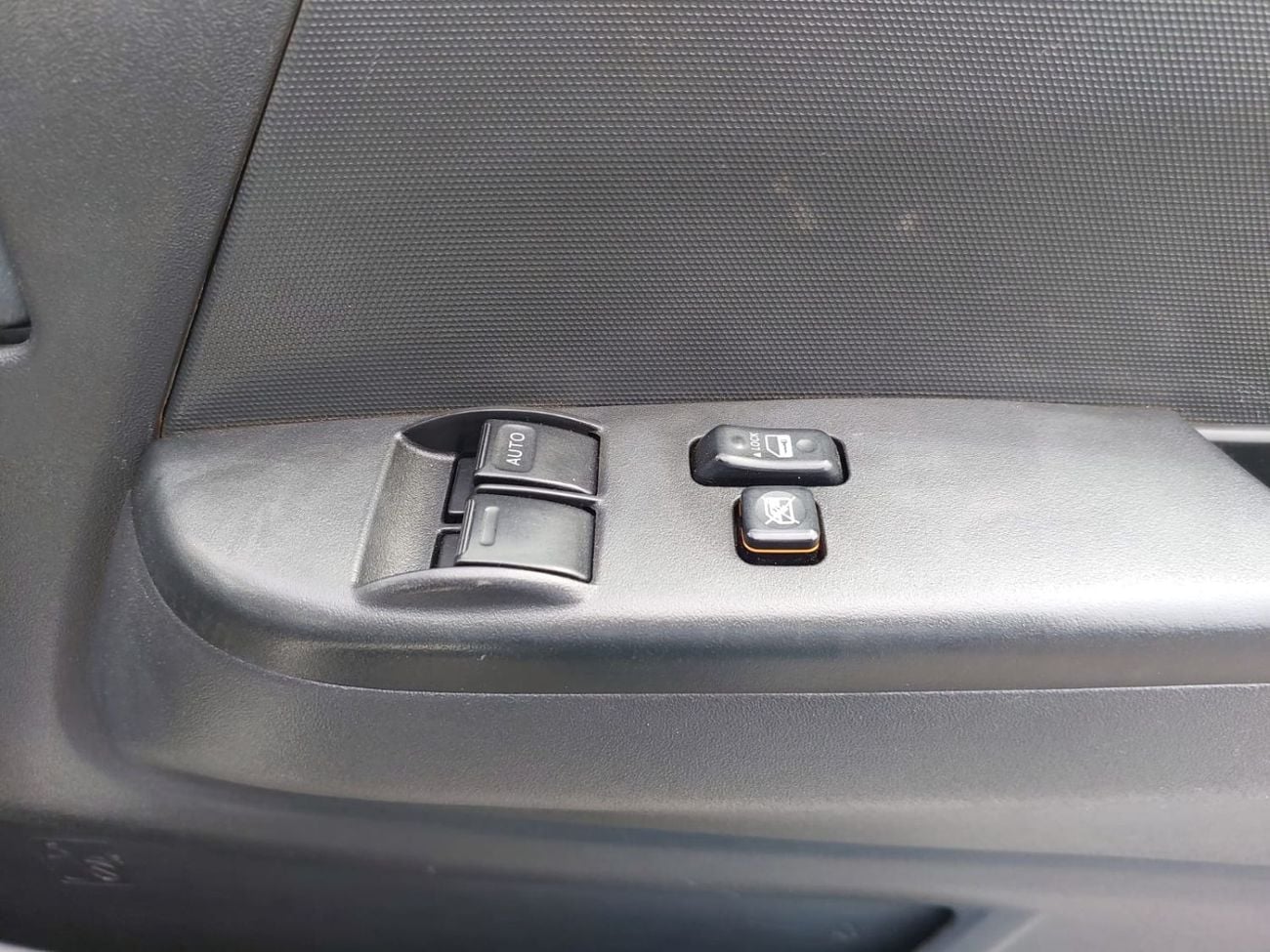 Toyota Hiace TOYOTA HIACE COMMUTER VAN RHD 2018 MODEL 3.0 L DIESEL AUTOMATIC(PM36297)