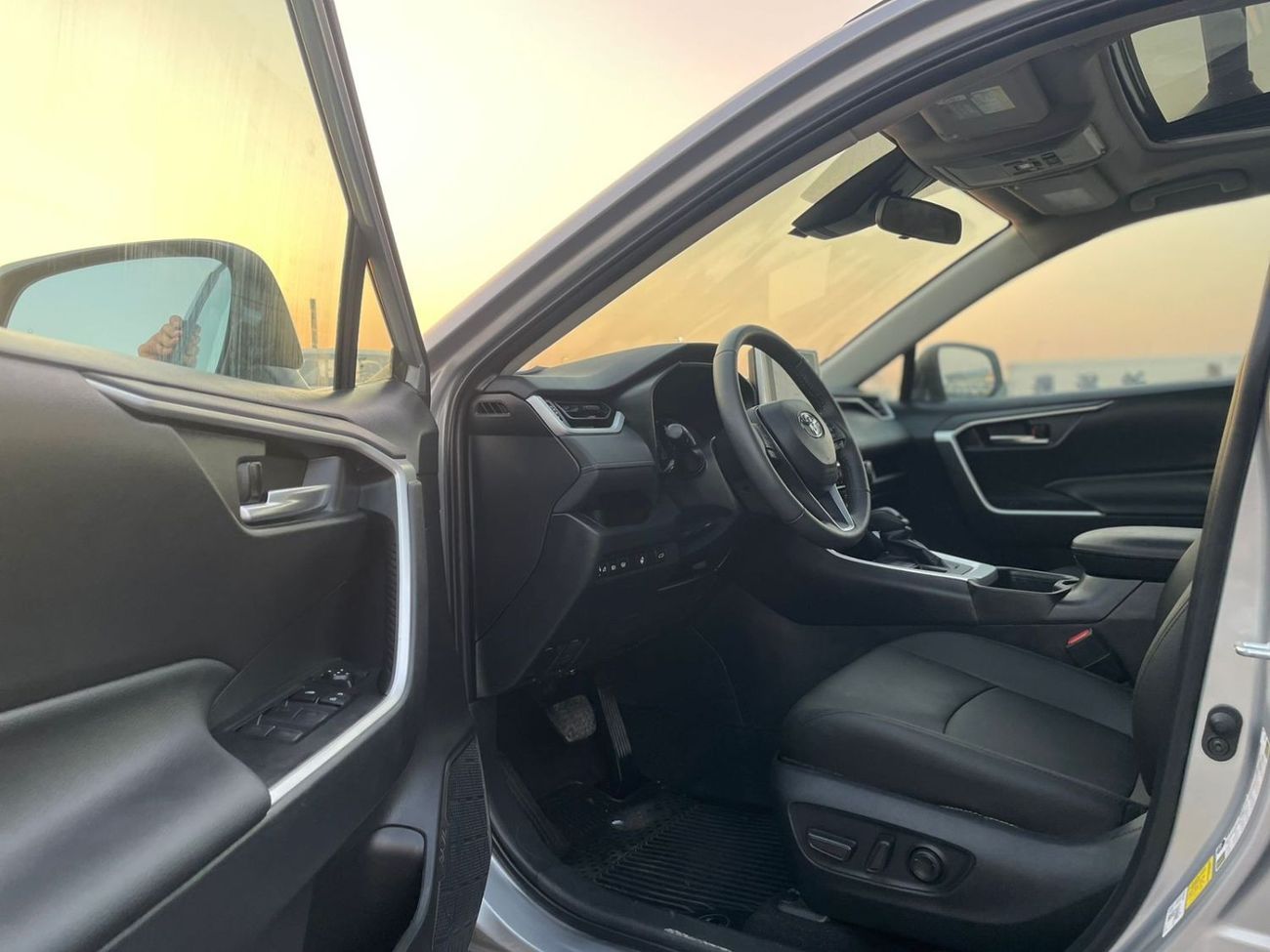 Toyota RAV4 2023 Toyota Rav4 XLE 4x4 Full Option 2.5L V4 With Radar - 9,400 Mileage