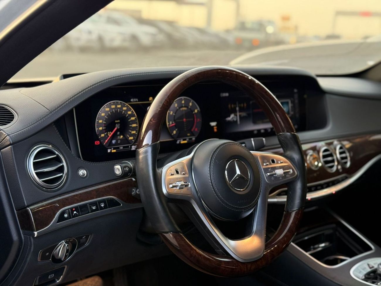 Mercedes-Benz S 560 Std 4.0L (463 HP)