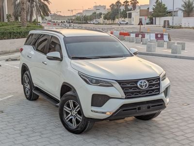 تويوتا فورتونر Toyota Fortuner 2021 white colour LHD Gcc specs 4x4 Petro engine
