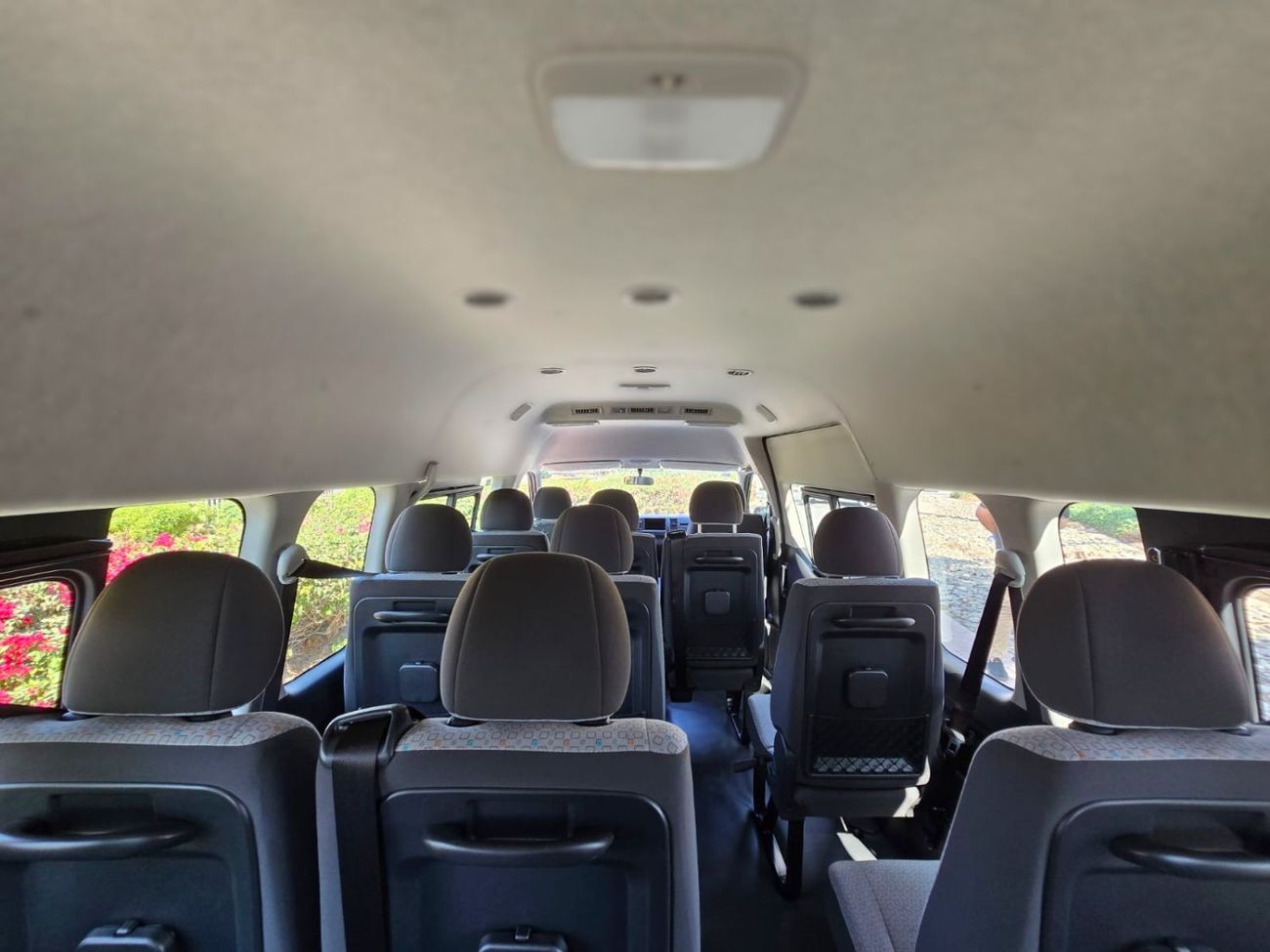 تويوتا هاياس Hiace 2.5L High Roof Diesel GL 2.5L 15-passenger