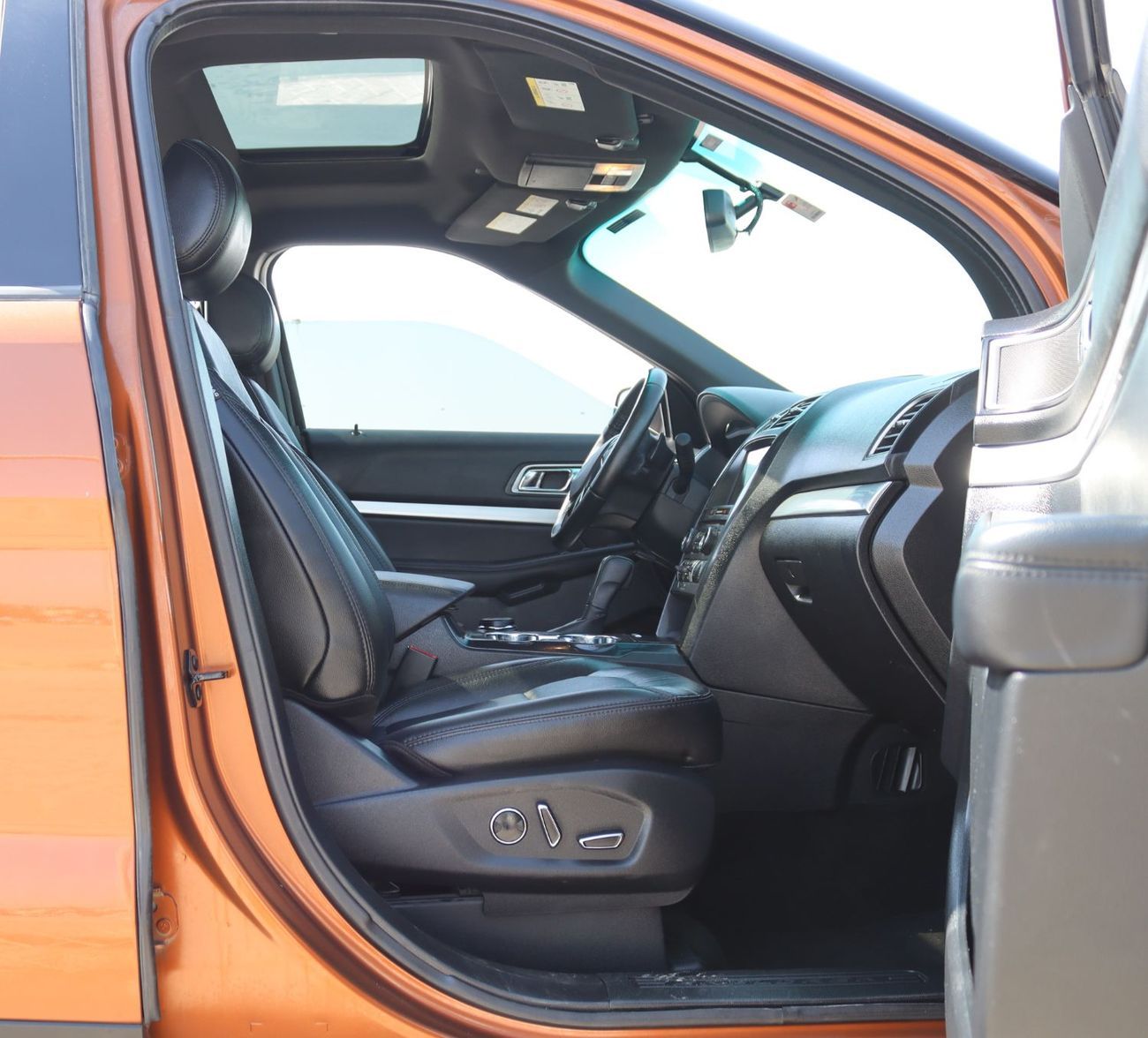 Ford Explorer XLT 3.5L Ford Explorer - 2017 - GCC - Full Option  - 6 V- XLT - 4WD - 3.3L -7 Seats - In excellent c