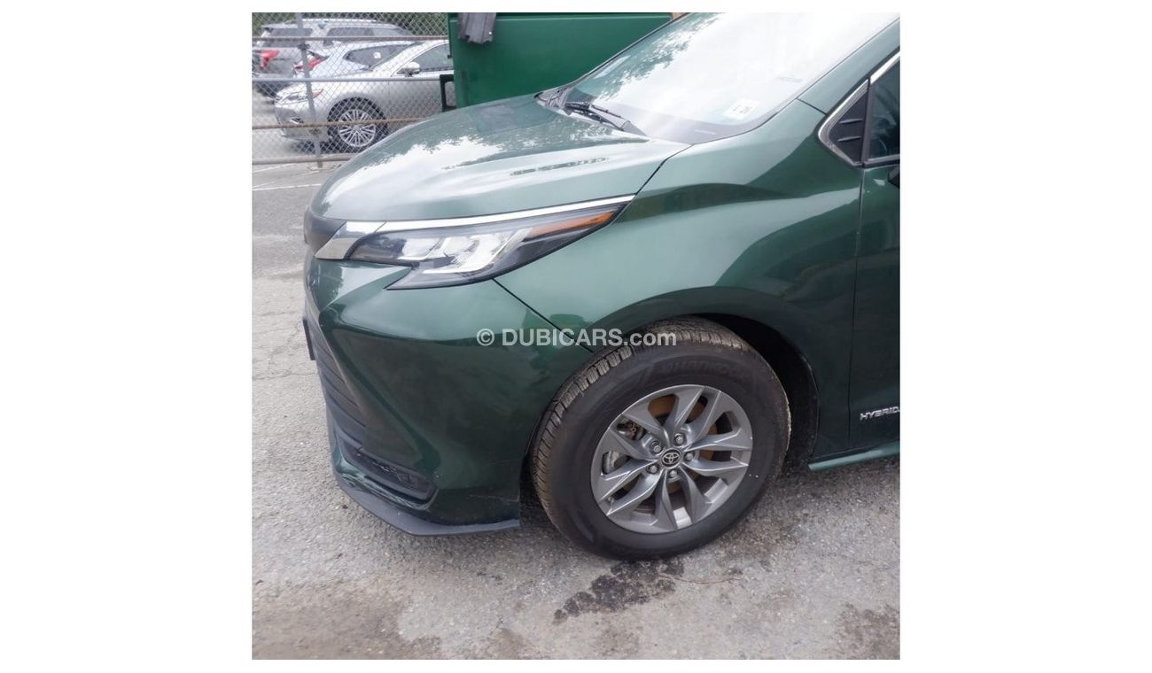 Toyota Sienna 2021 Toyota Sienna LE 2.5L V4 Hybrid Engine /