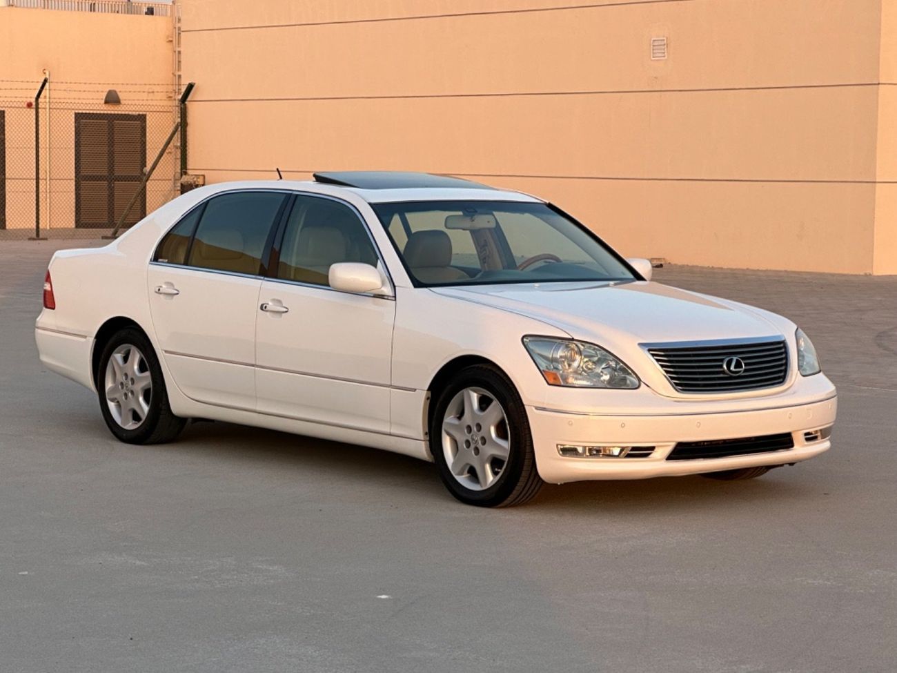 لكزس LS 430 موديل 2004 حاله ممتازه من الداخل والخارج فتحه وجلد ومثبت سرعه وتحكم كهربي كانل ونظام صوت ممتاز وكامي