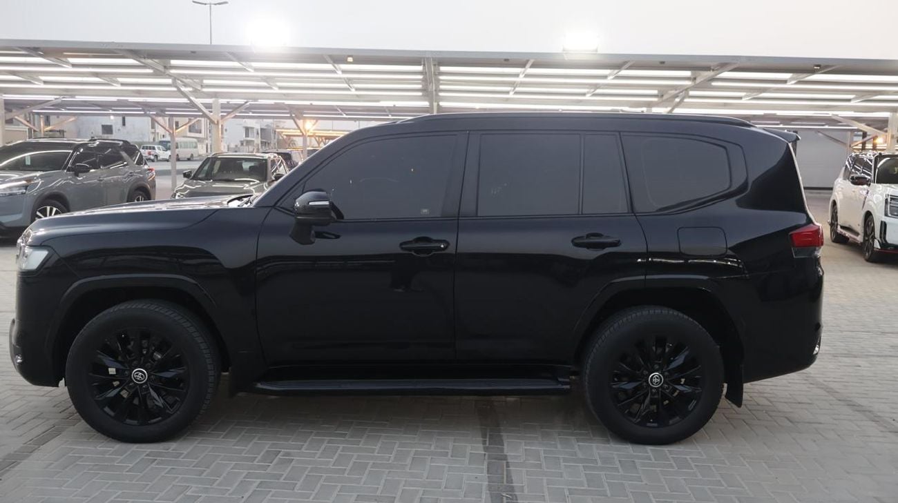 Toyota Land Cruiser BLACK EDITION Well Maintained . Original Mileage. Still under Service Contract  to 125000 KMs. Al Futtaim Warranty