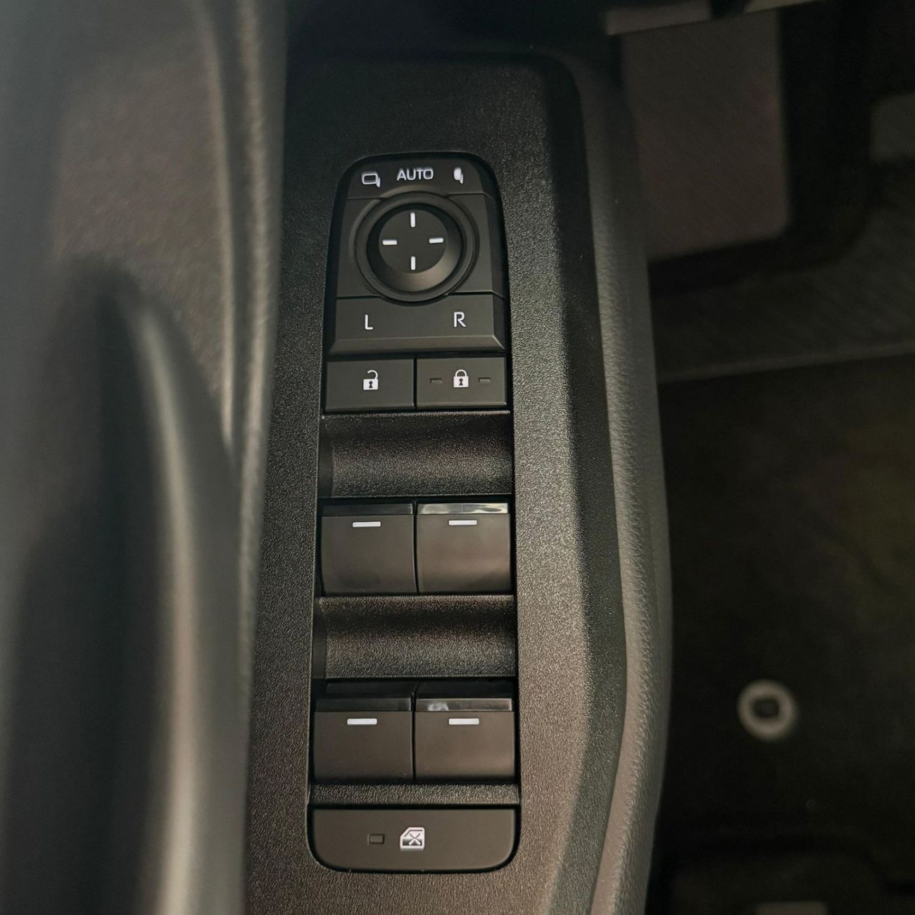 Toyota Prado PRADO 2.8 SUNROOF BLACK INTERIOR ** EXPORT ONLY **التصدير فقط خارج الخليج***