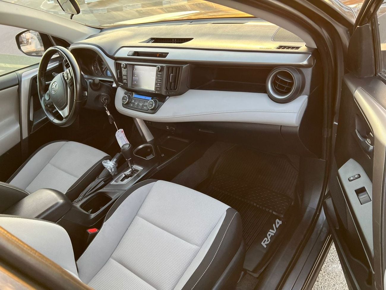 Toyota RAV4 2017 TOYOTA RAV4 XLE / AWD / MID OPTION