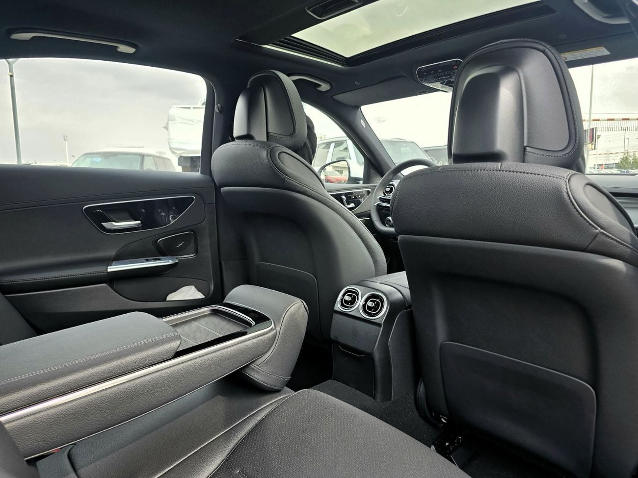 Mercedes-Benz C 200 Mercedes-Benz C200L 1.5L with cold and heat seats white color 2025 Model