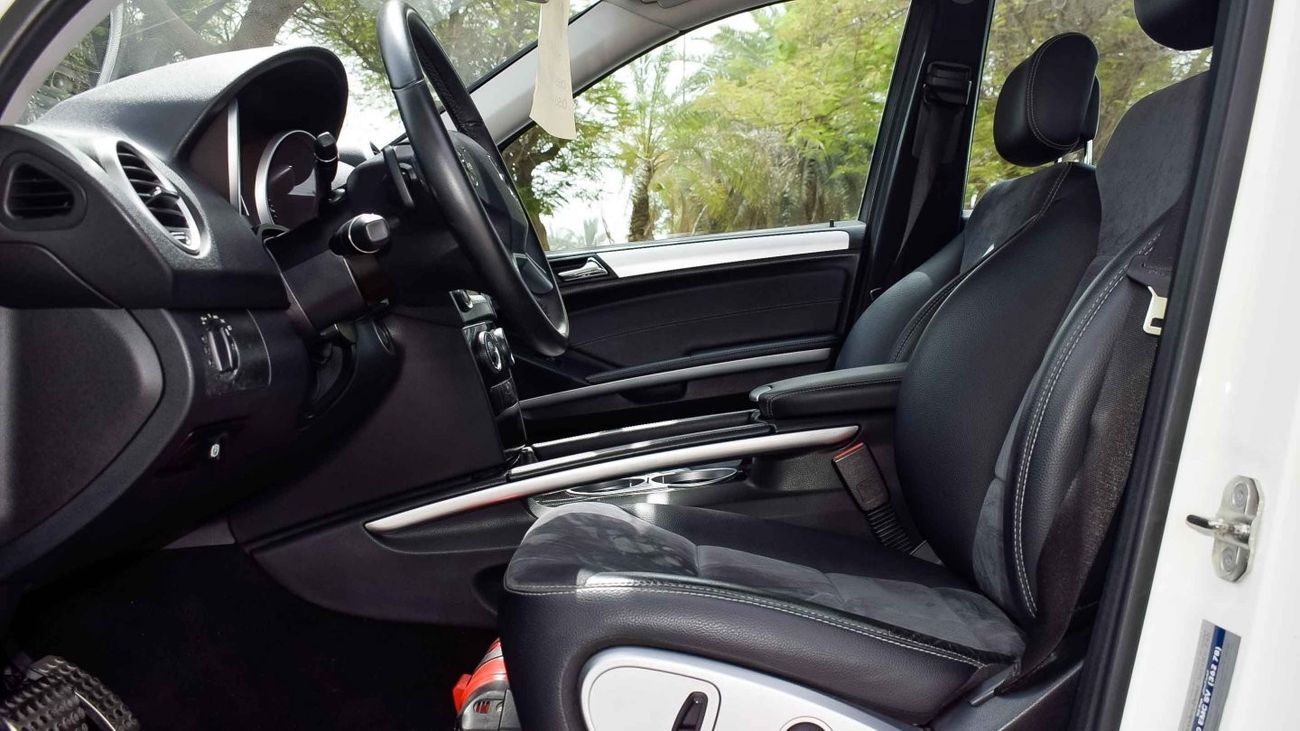 Mercedes-Benz ML 350 Badge of ML- 500 / AMG Body Kit