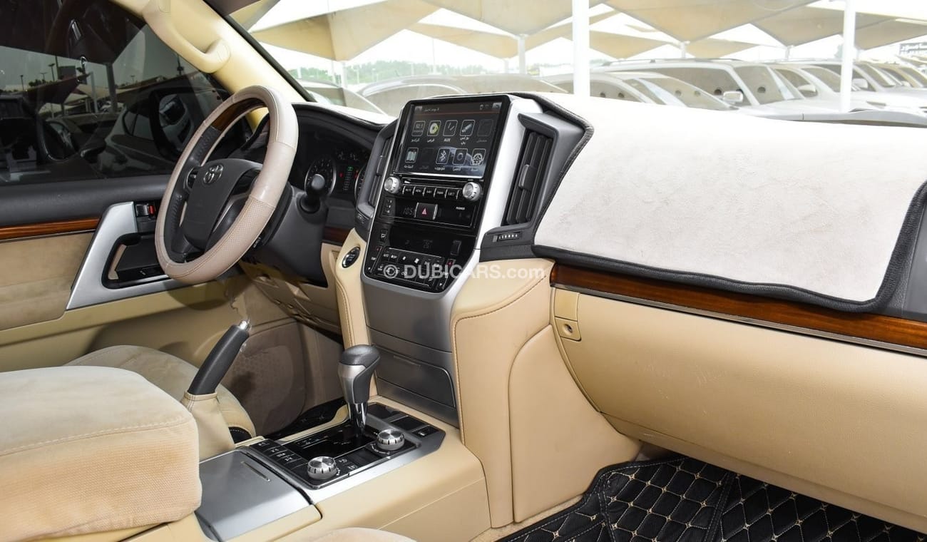 Toyota Land Cruiser GXR V8