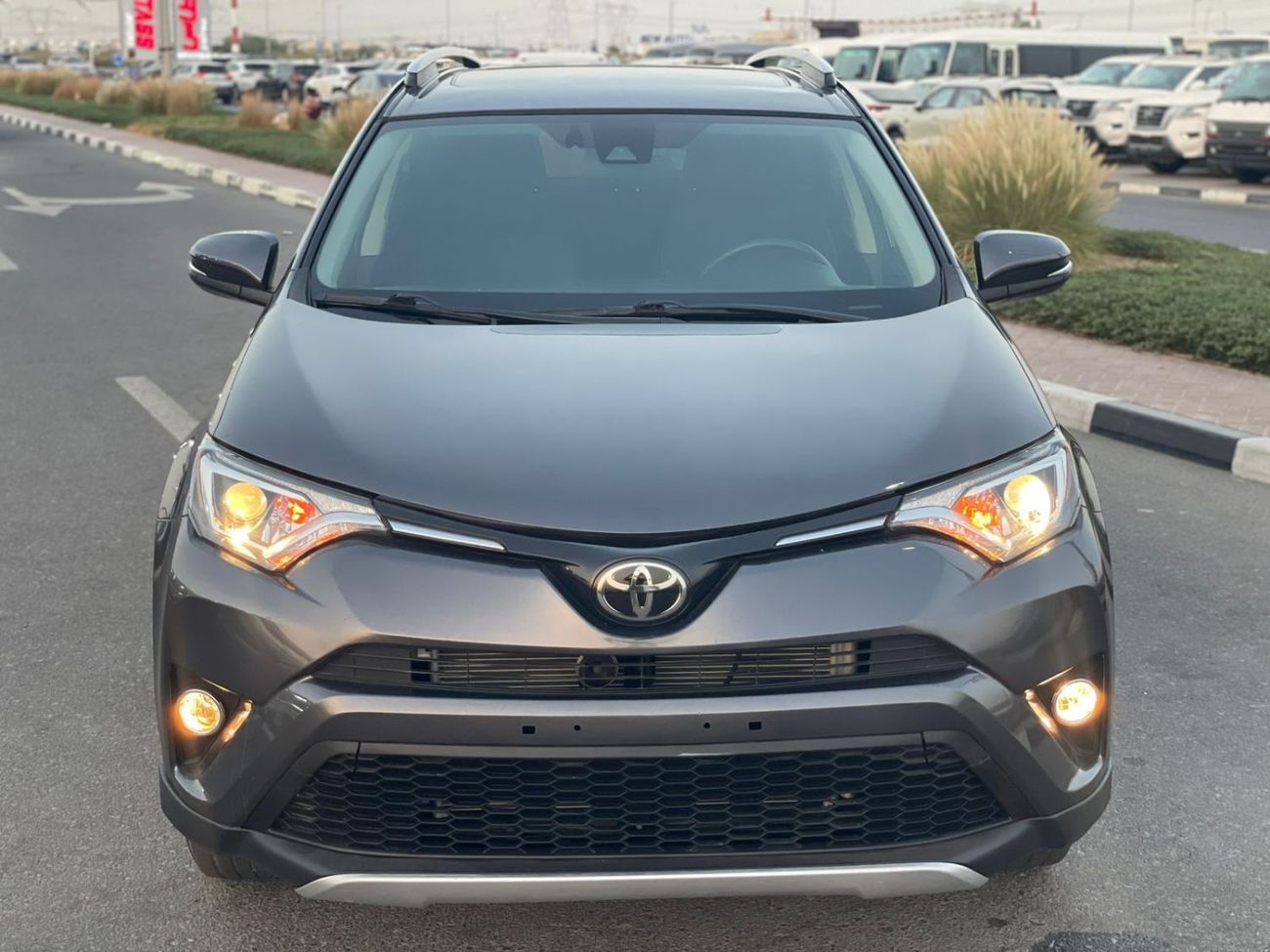 Toyota RAV4 2017 Toyota Rav4 XLE 2.5L V4 Full Option - 4x4 AWD - Sunroof