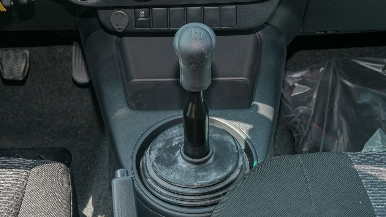 Toyota Hilux DLX. 2.4L Diesel 4WD