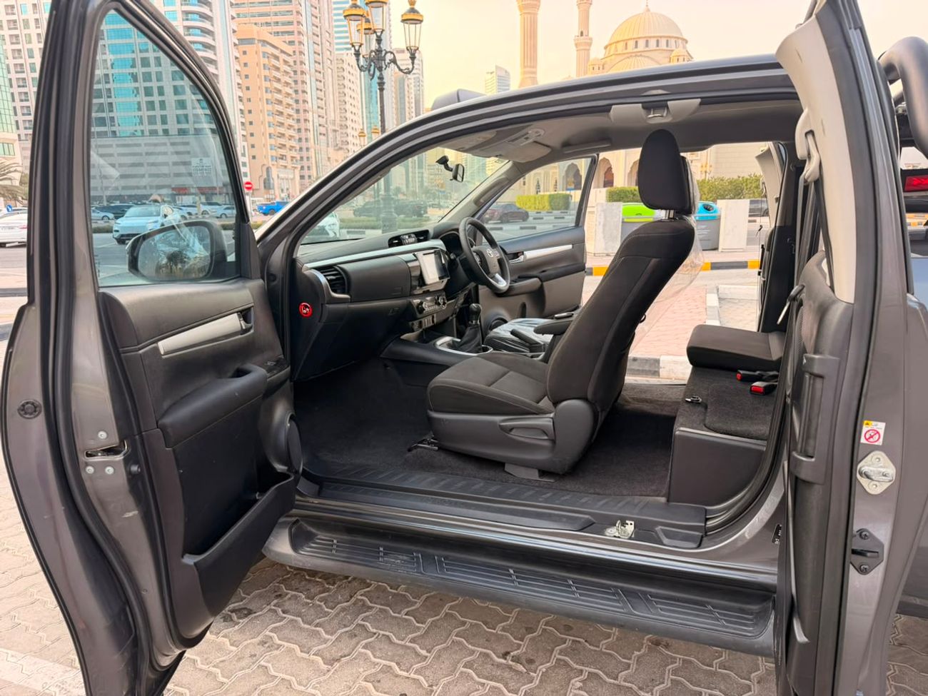 تويوتا هيلوكس SR Upgrade to GR Sport