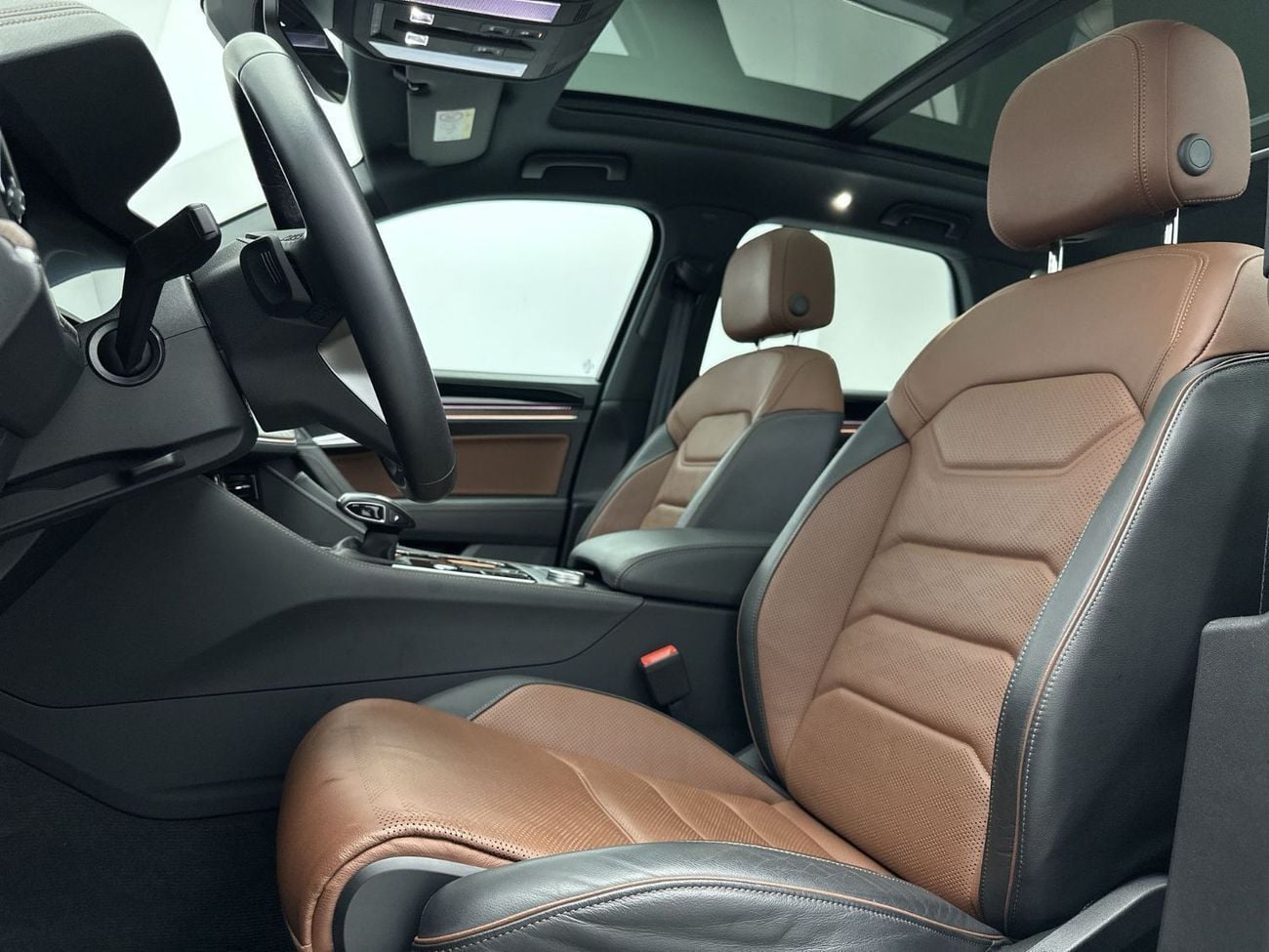 Volkswagen Touareg ELEGANCE with Sunroof - Leather Seats 3L