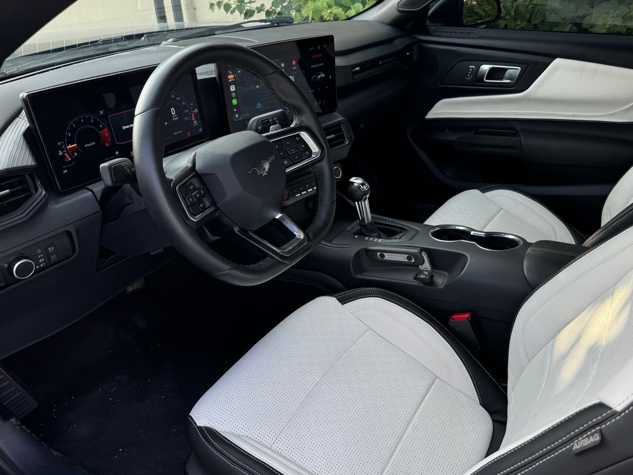 فورد موستانج Performance Package with upgraded brakes, sport suspension and cold air intake