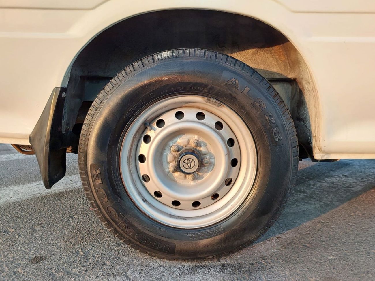 تويوتا هاياس TOYOTA HIACE COMMUTER VAN RHD 2004 MODEL 3.0 L DIESEL MANUAL(PM20757)