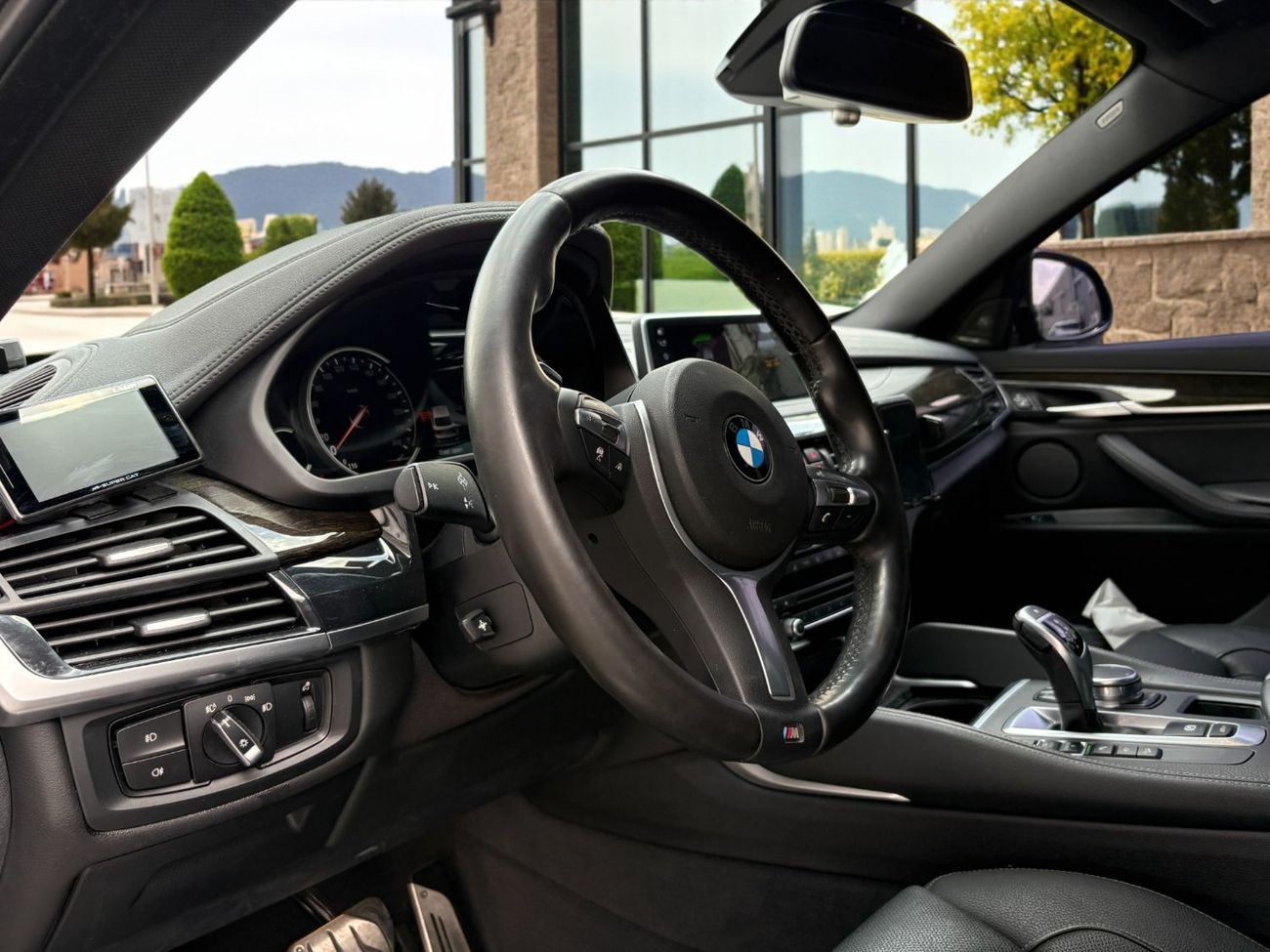 BMW X6 50i M Sport 4.4L xDRIVE50i M KIT TWIN TURBO | 4.4L V8 – 450 BHP | 2019 | JAPANESE SPECS | AED 2,780 