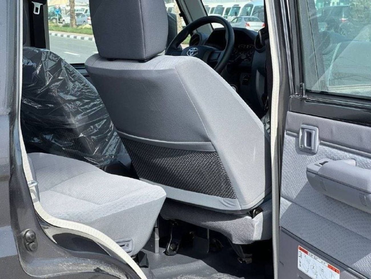 Toyota Land Cruiser Pick Up LC79 4.0L PTR A/T D/C // 2024 // MID OPTION WITH POWER WENDOS , DIFF LOCK , WINCH // SPECIAL OFFER /