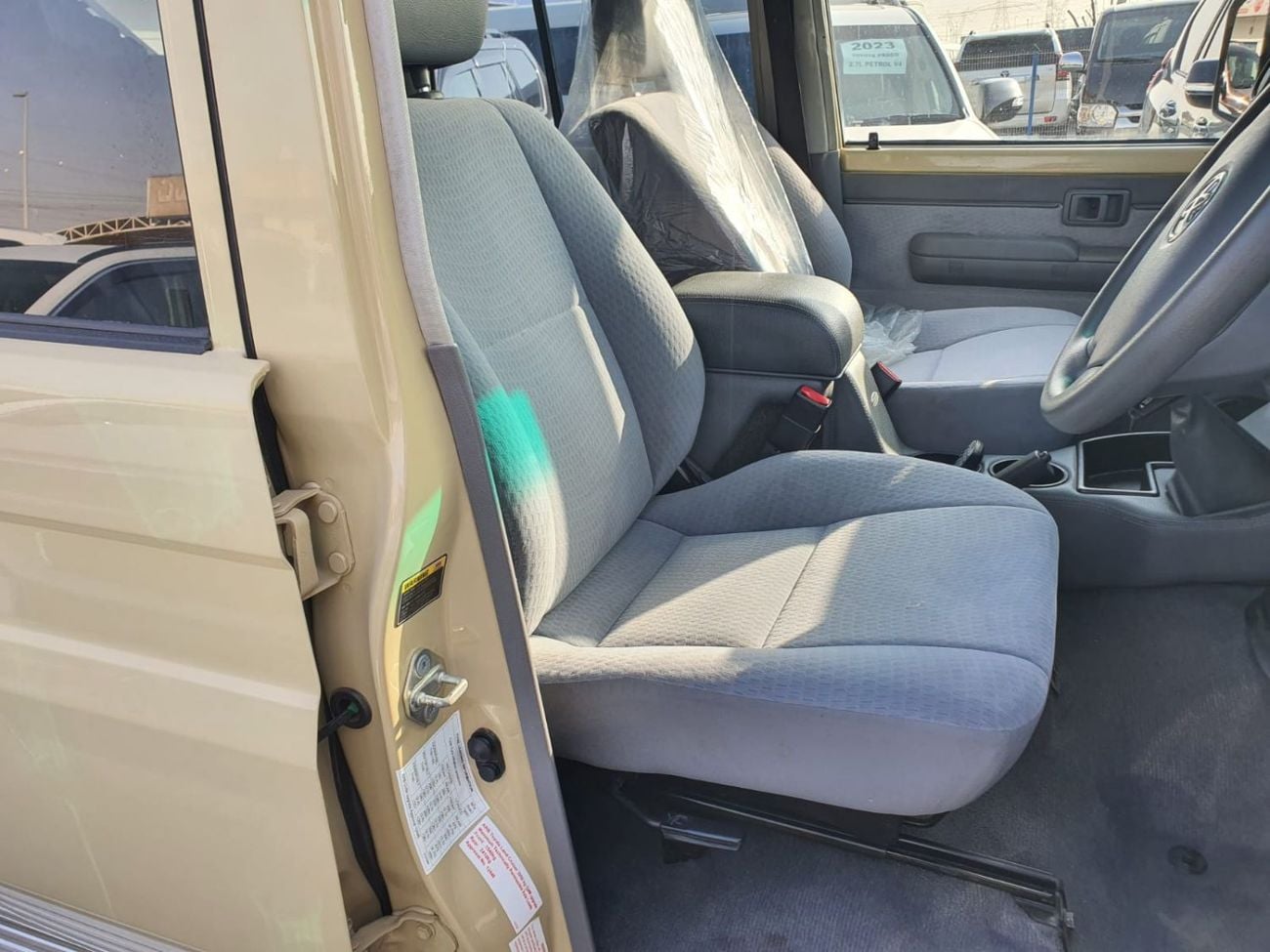 Toyota Land Cruiser Pick Up Heavy Duty Double Cabin Pickup RHD 4.5L 1VD-FTV V8 Diesel Engine Manual Transmission 4WD 5 Seats 4 D