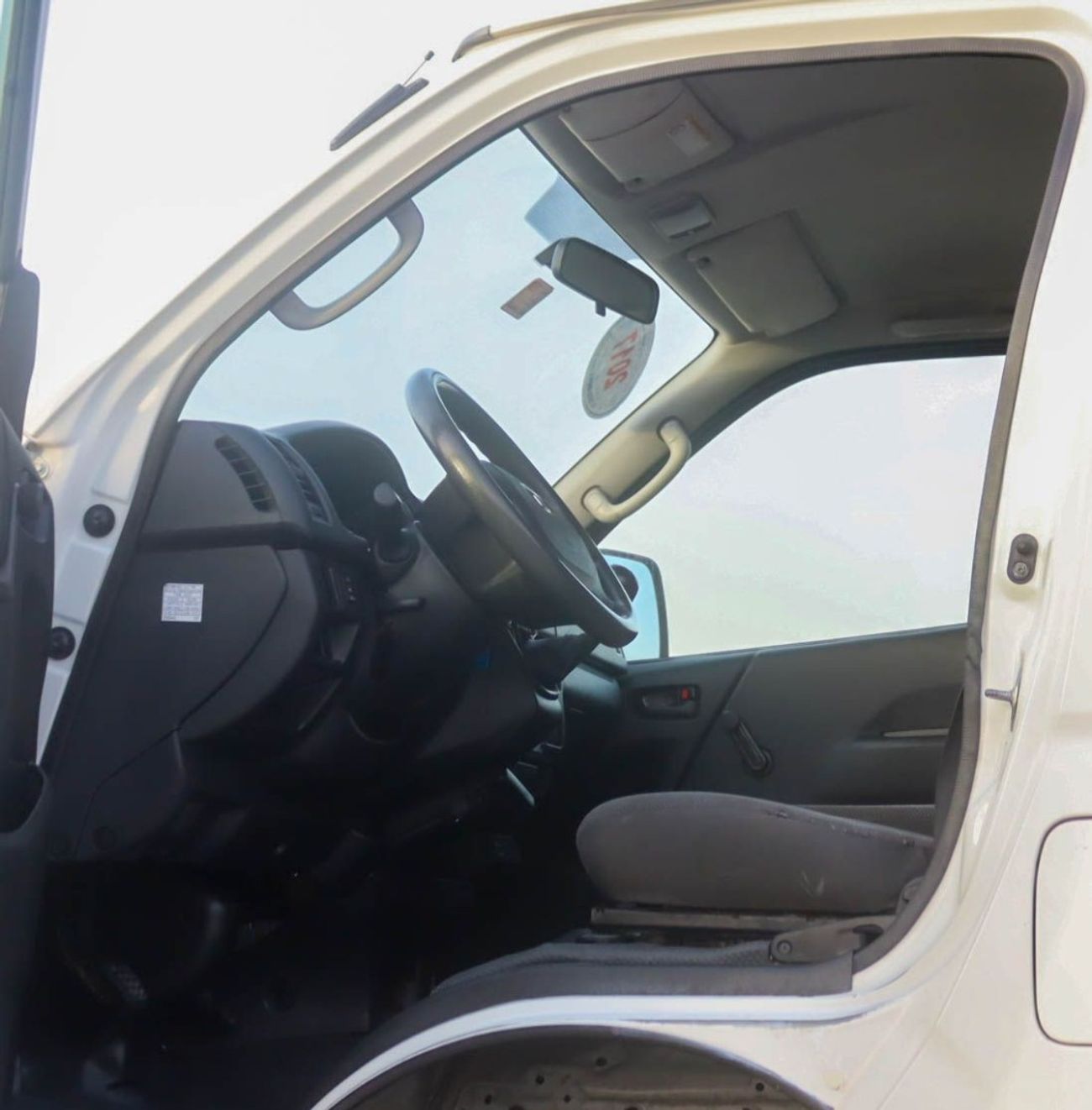 Toyota Hiace GL - Standard Roof 2.7L Toyota Hiace Van 2017 GCC , without accidents, in excellent condition