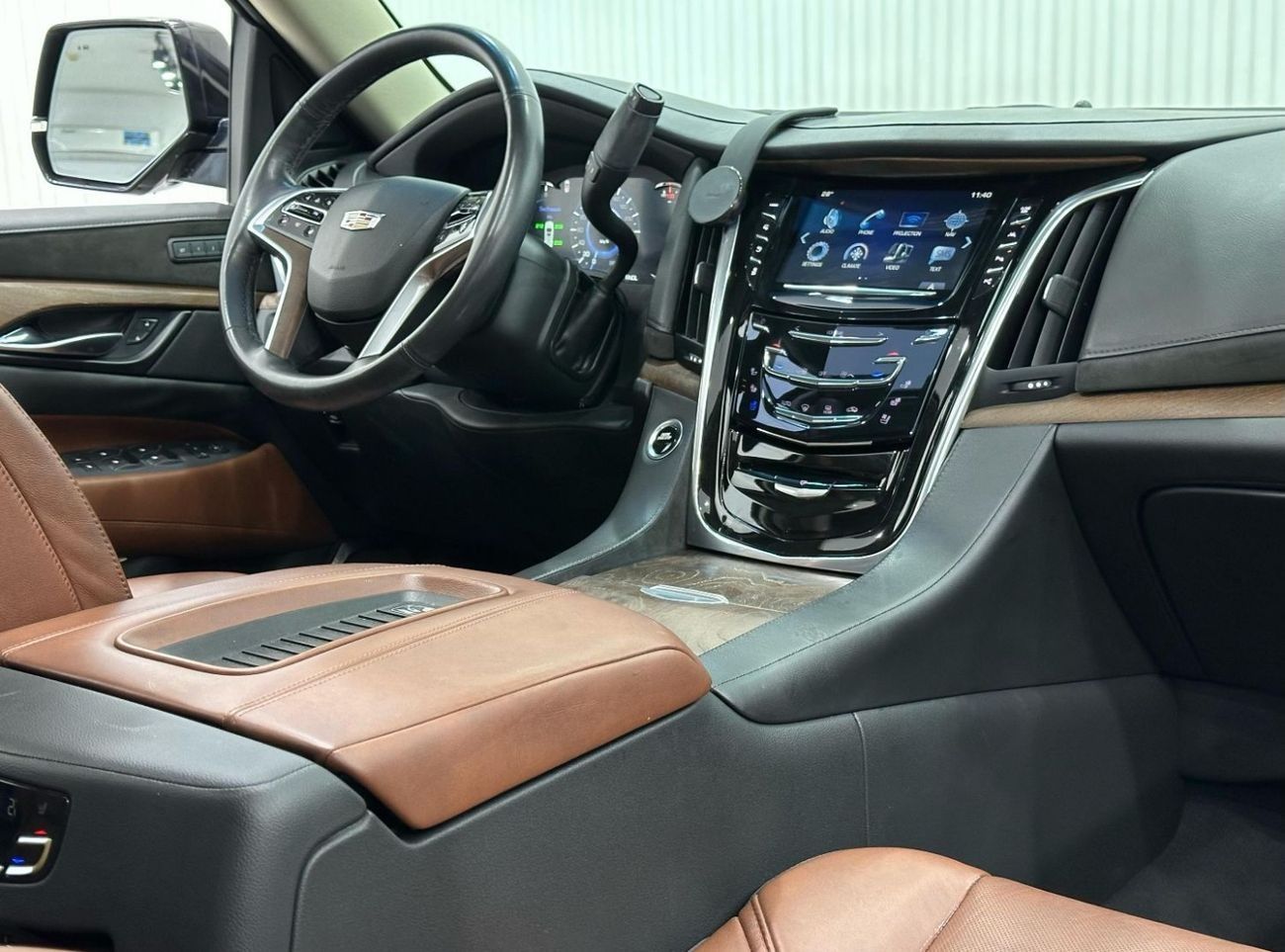 كاديلاك إسكالاد Std 6.2L 2019 Cadillac Escalade, 6.2 V8 4WD, 420bhp, 10 Auto Speed Gearbox. AED 199,000 or AED 3,117