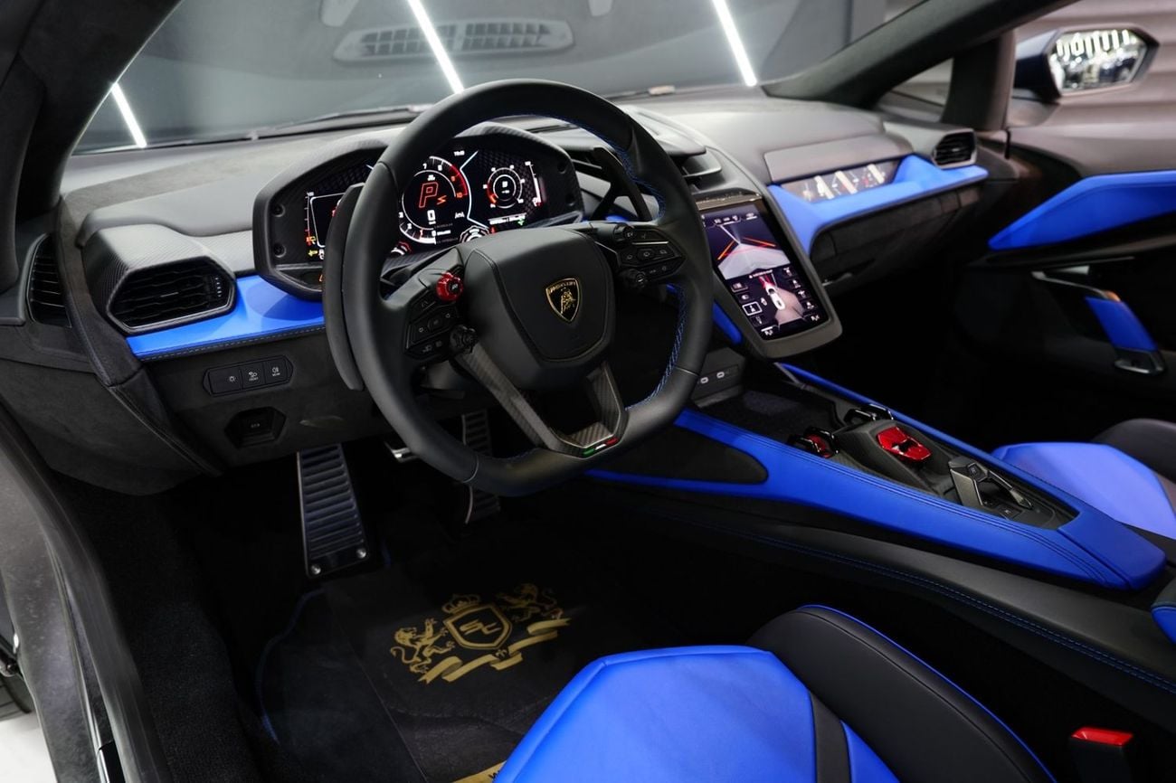 لامبورغيني ريفويلتو Standard Carbon Fiber Interior, Hybrid V12, 700 KM Only, Dealer Warranty!!