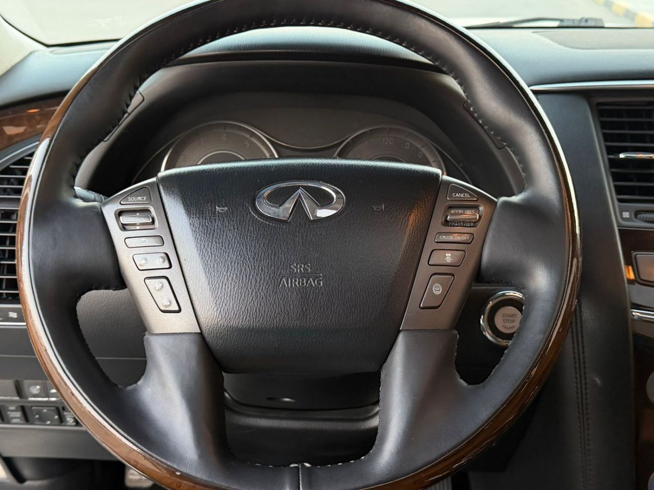 Infiniti QX56 Full option, number one