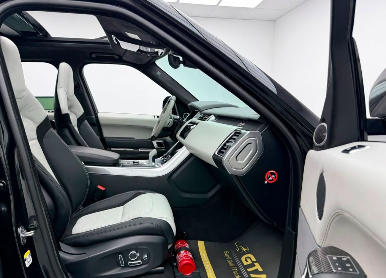 Land Rover Range Rover Sport SVR 2018 Range Rover Sport , Carbon Fiber Package, Fully Loaded, Excellent Condition, GCC