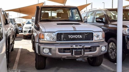 Toyota Land Cruiser Pick Up V8 Diesel FULL OPTION MANUAL TRANSMISSION