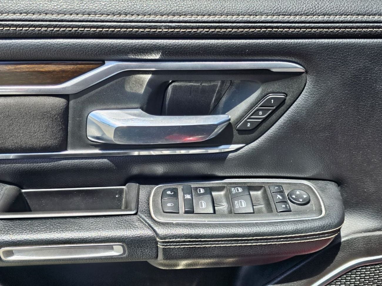 RAM 1500 Laramie 5.7L (6 Seater)