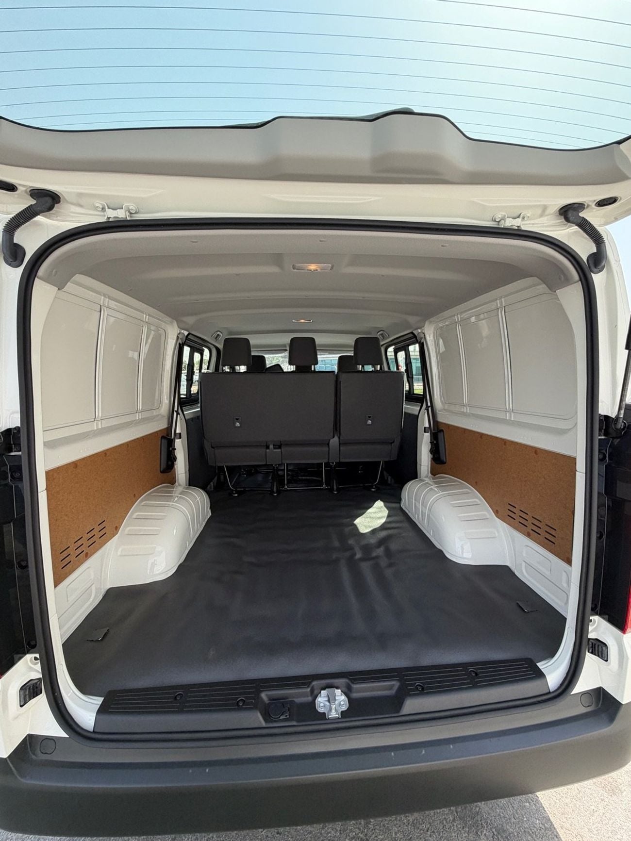 Toyota Hiace GL TOYOTA HIACE 6 SEATER GLASS VAN