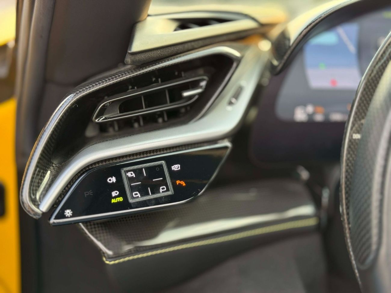 فيراري SF90 سبيدر GCC SPEC NEAT AND CLEAN UNDER WARRAANTY