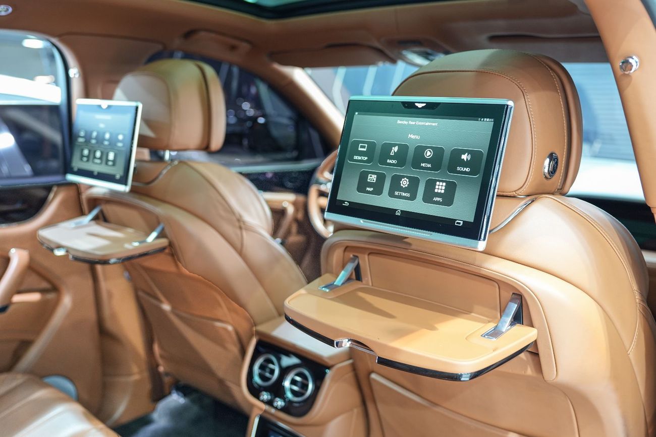 Bentley Bentayga 2018 Bentley Bentayga W12, Carbon Fiber Exterior, Rear-Seat Entertainment/Picnic Tables, GCC Specs!!