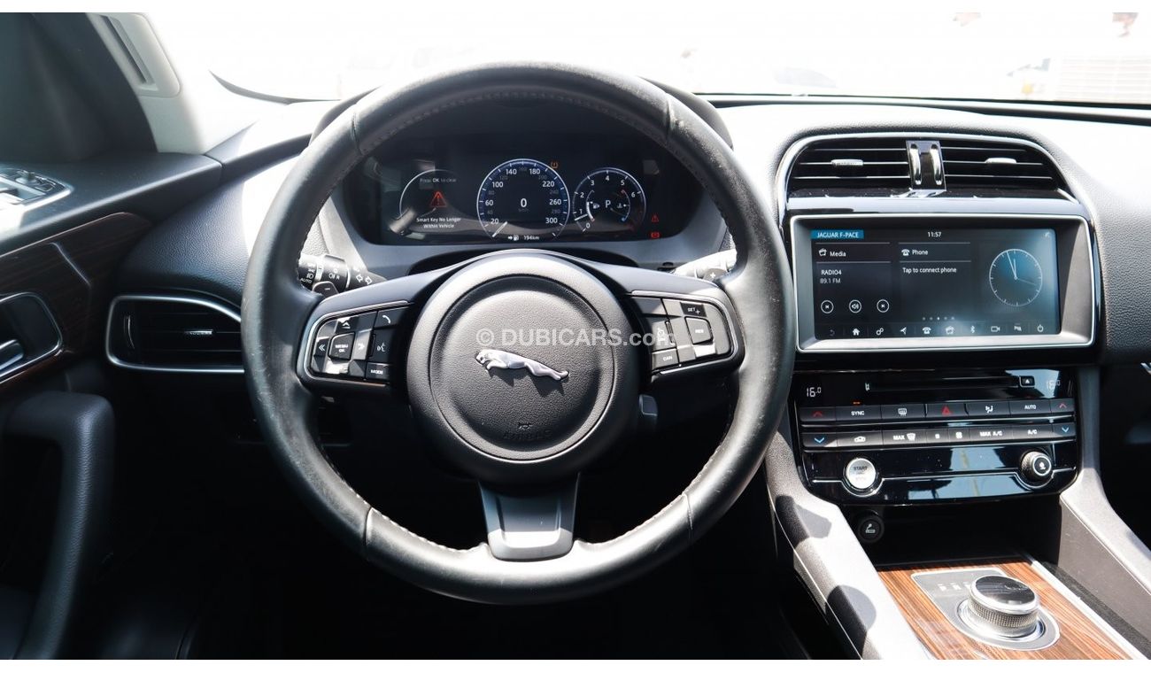 جاكوار F بيس