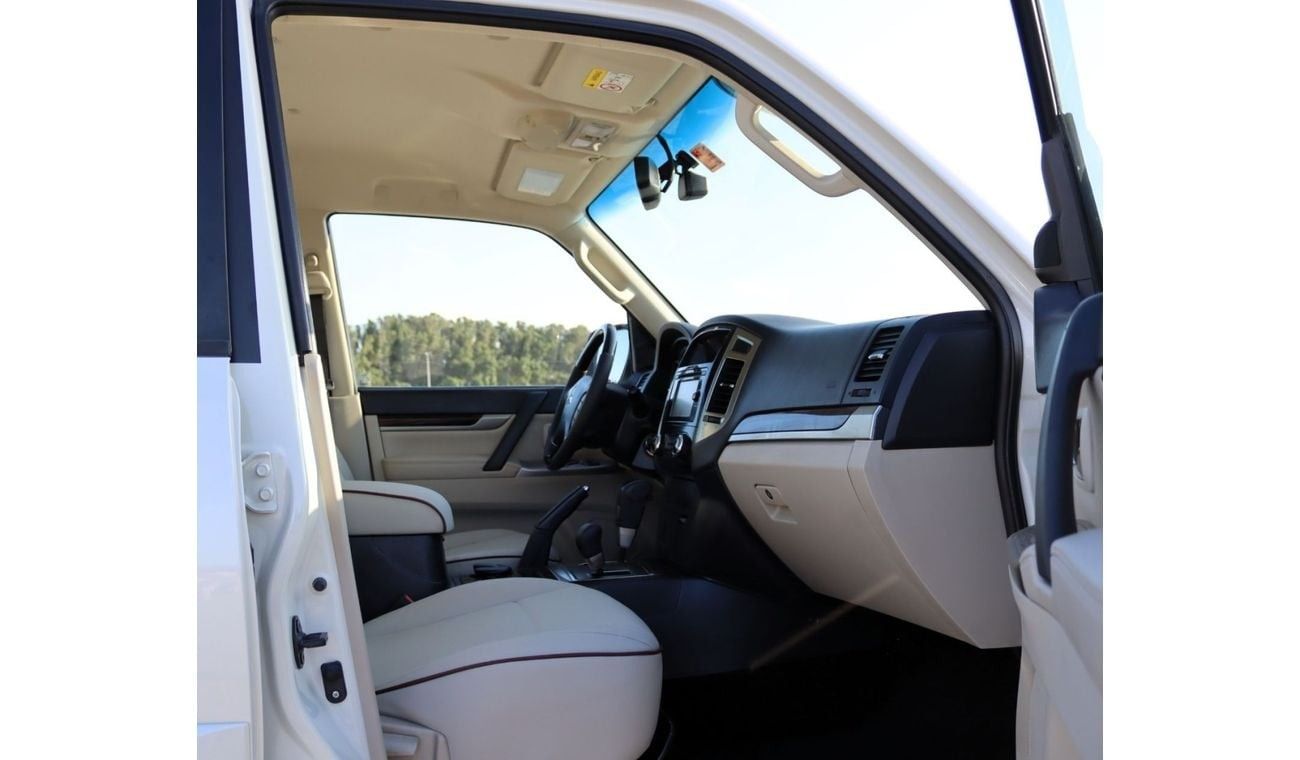 Mitsubishi Pajero ACCIDENTS FREE - GCC - MID OPTION - ENGINE 3.0 - PERFECT CONDITION INSIDE OUT
