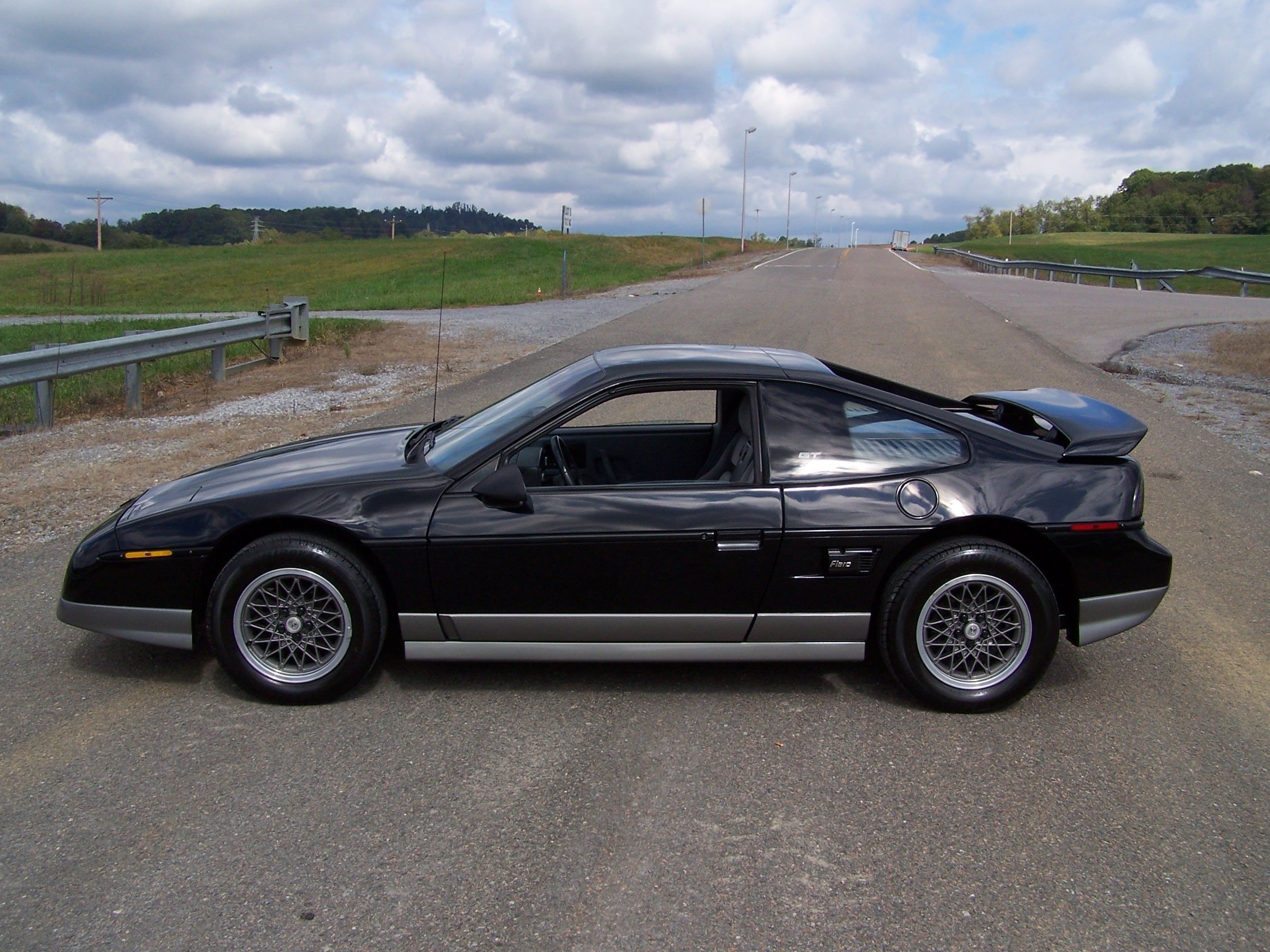 Pontiac Fiero exterior - Side Profile