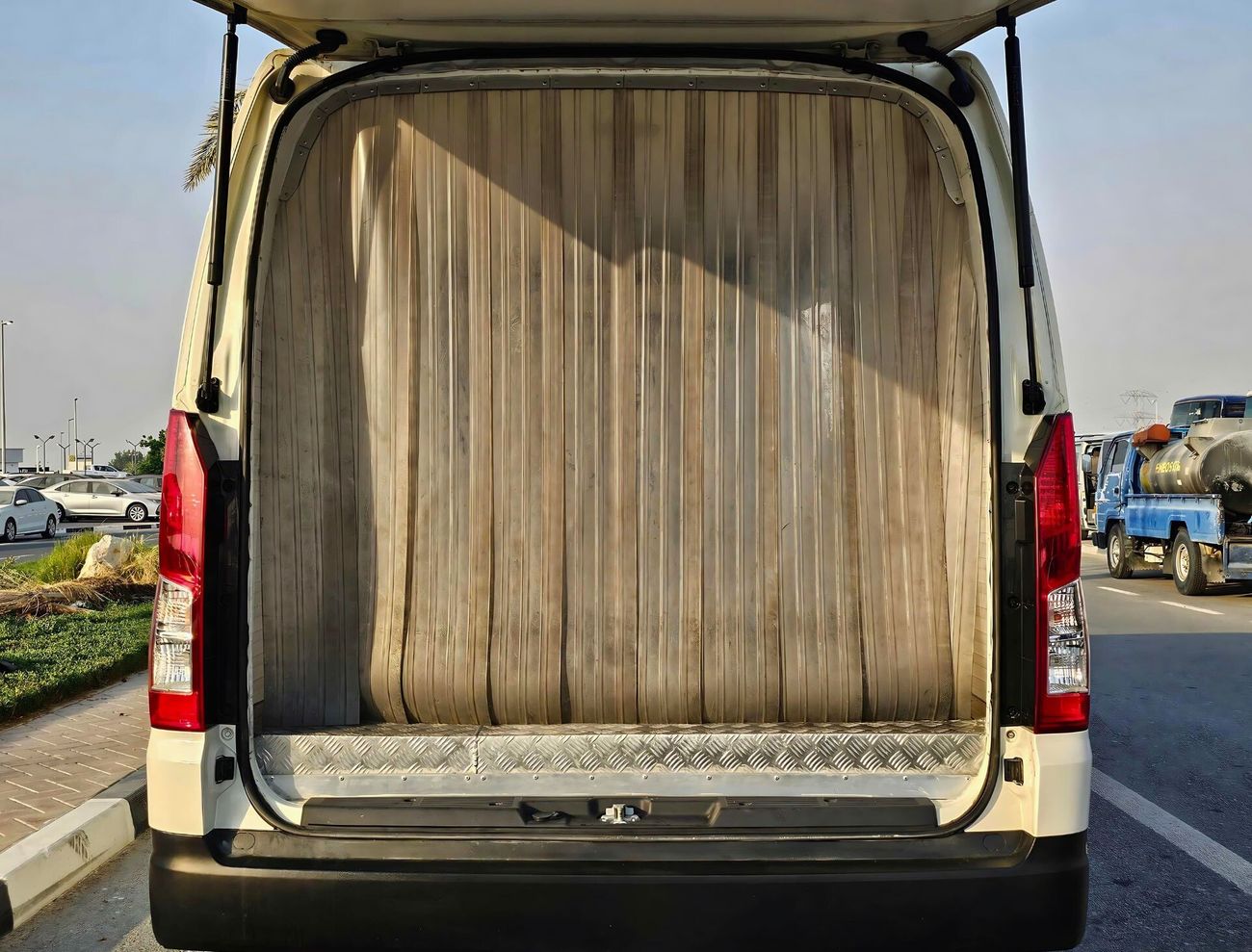 Toyota Hiace CHILLER VAN PATROL / HIGHROOF/ LOT# 6002958