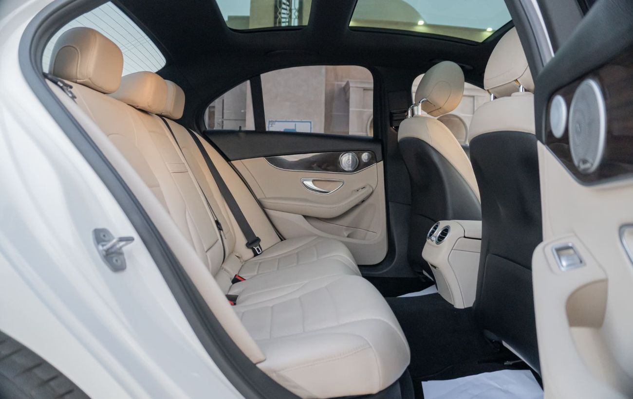 Mercedes-Benz C 300 Std 2.0L (258 HP)